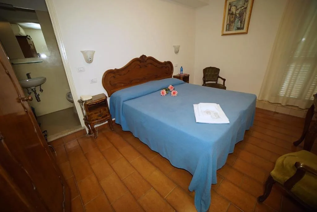 Camera Standard Matrimoniale/Doppia con Letti Singoli — Hotel Canada