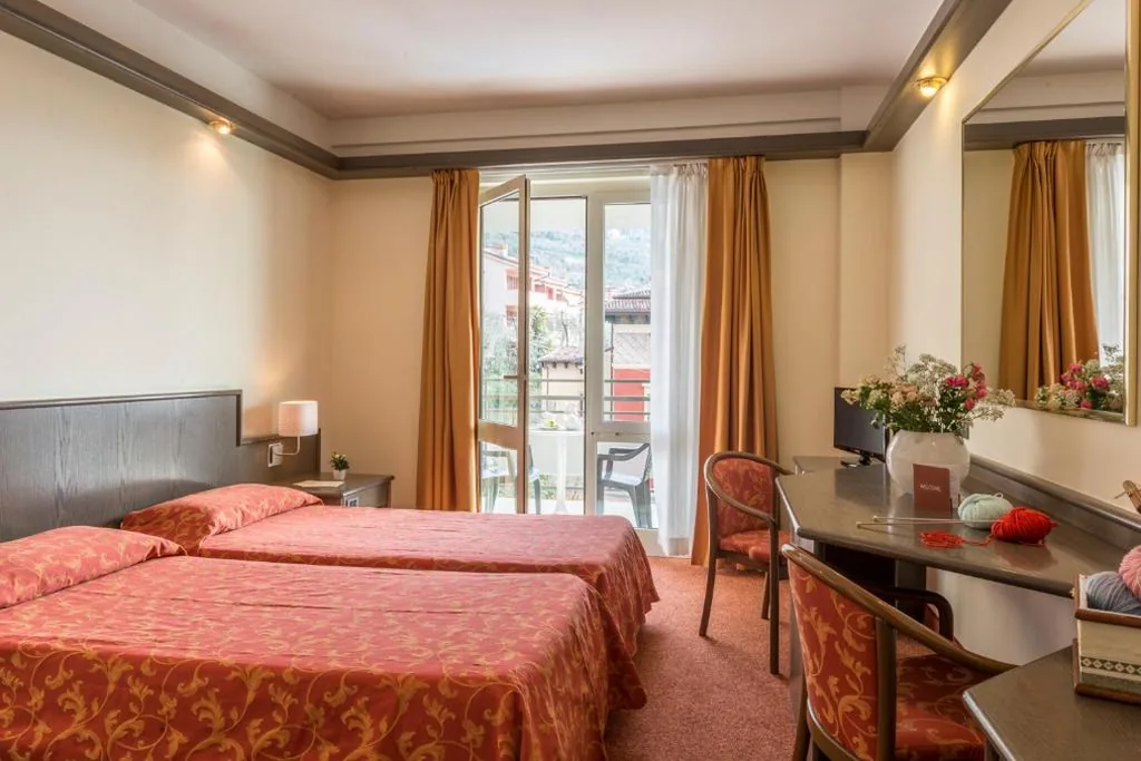 Camera Standard Matrimoniale/Doppia con Letti Singoli — Hotel Drago by Double Hospitality