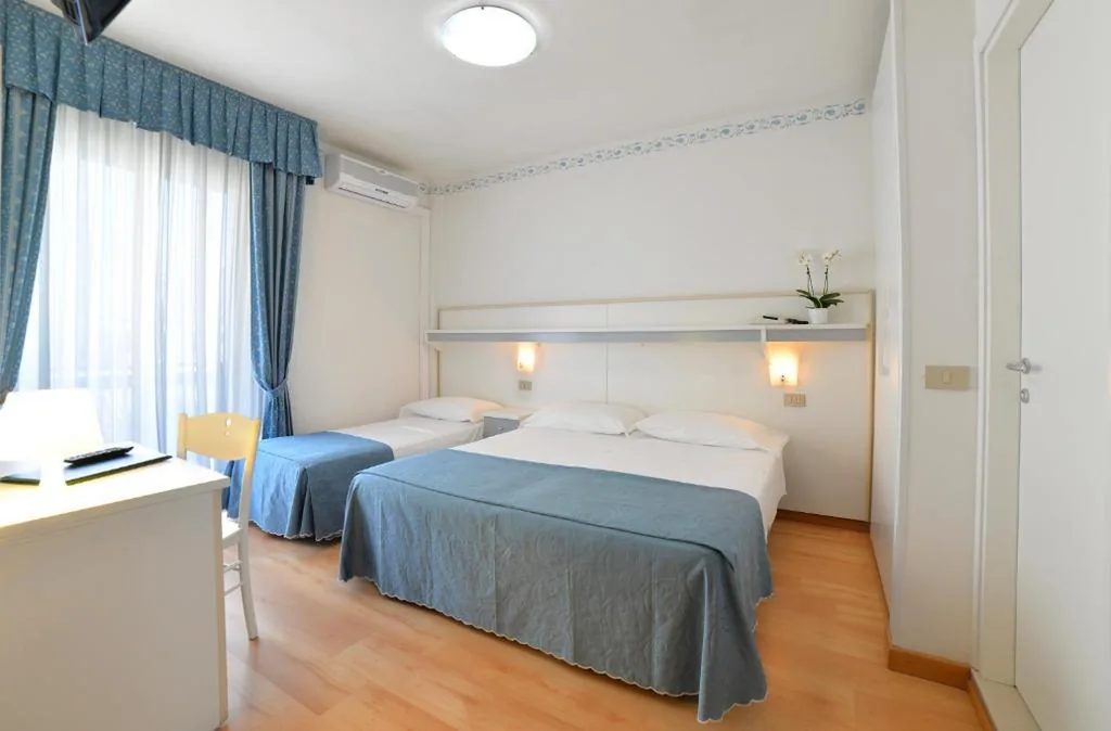 Camera Standard Matrimoniale/Doppia con Letti Singoli — Hotel Laurin