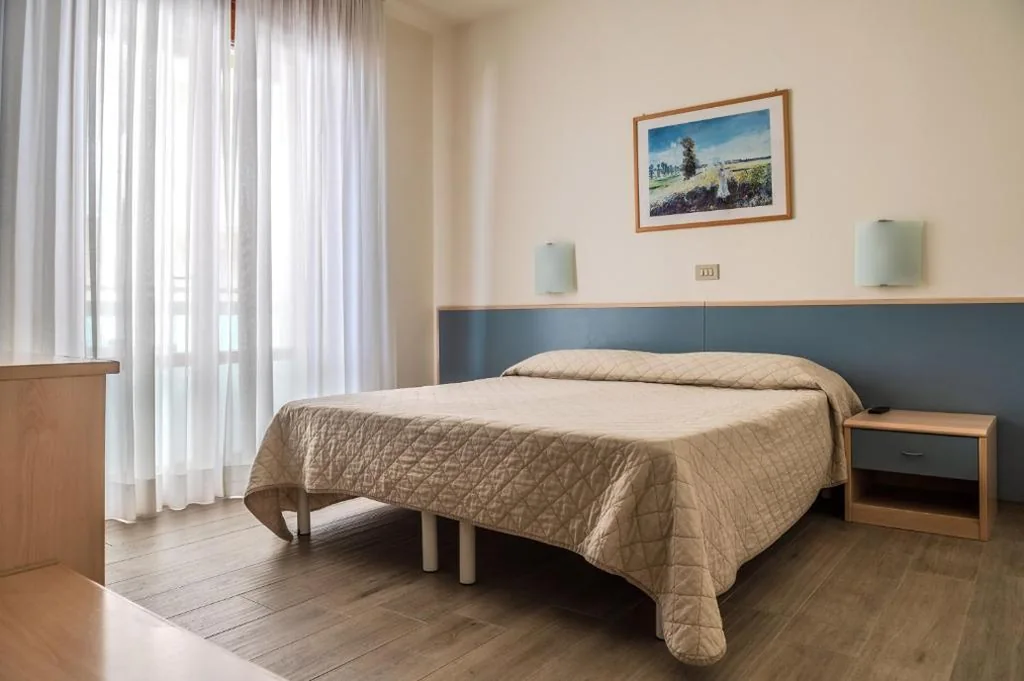 Standard Double or Twin Room with Side Sea View — Hotel Orizzonte