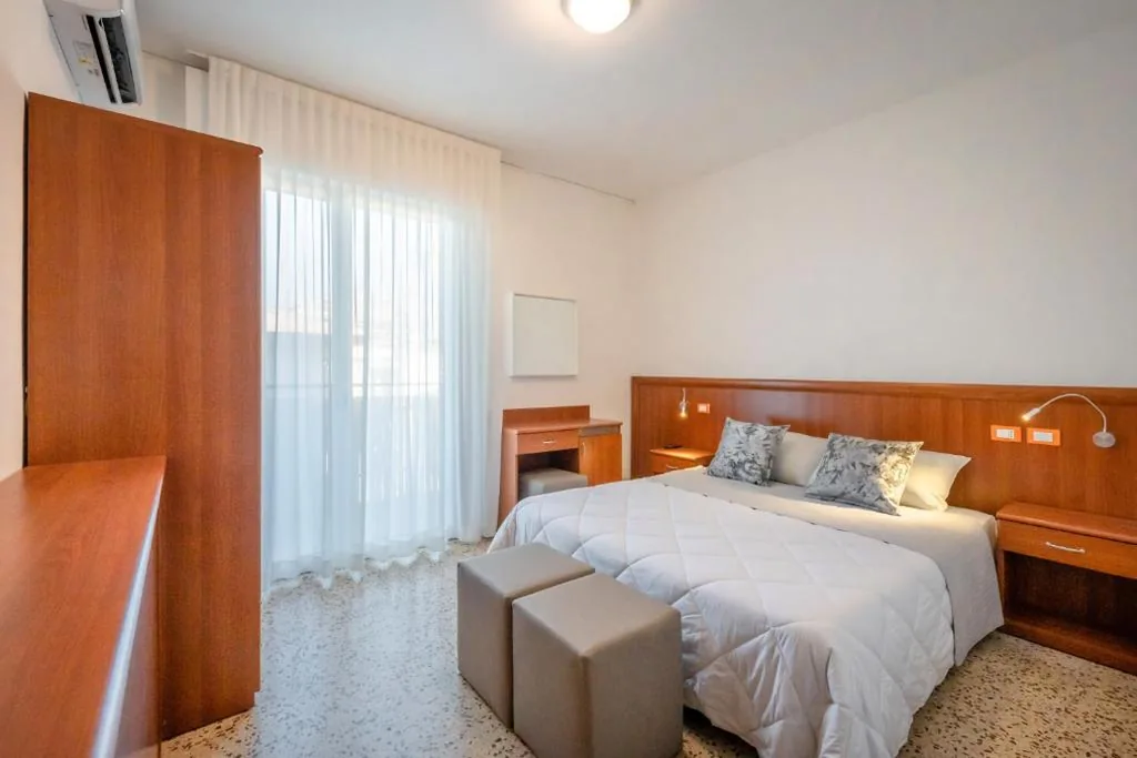 Camera Standard Matrimoniale/Doppia con Letti Singoli — Hotel Portofino
