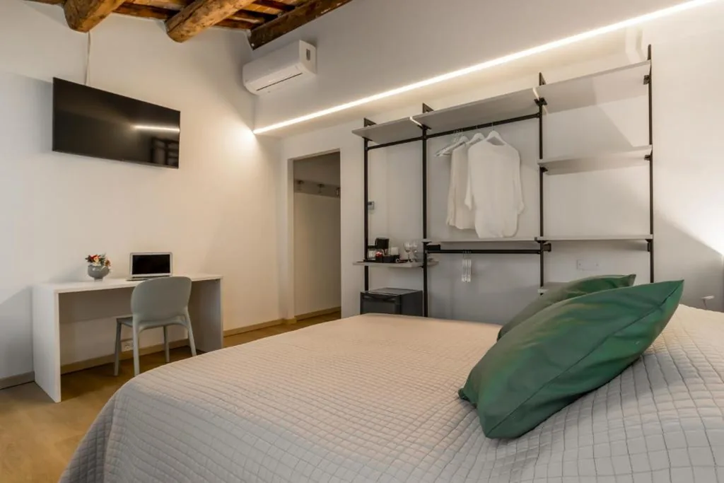 Standard Double or Twin Room — La Piazza