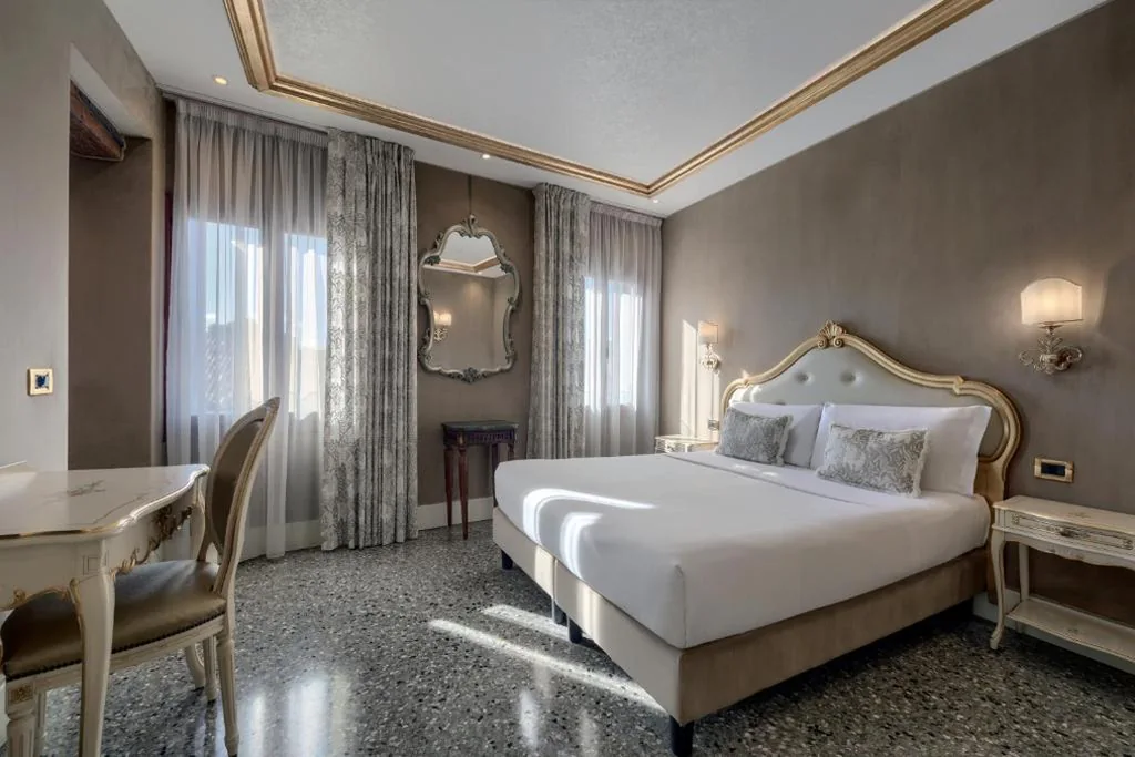Camera Superior con Letto Queen-Size e Vista - Non Fumatori — Hotel Olimpia Venice, BW Signature Collection 3sup