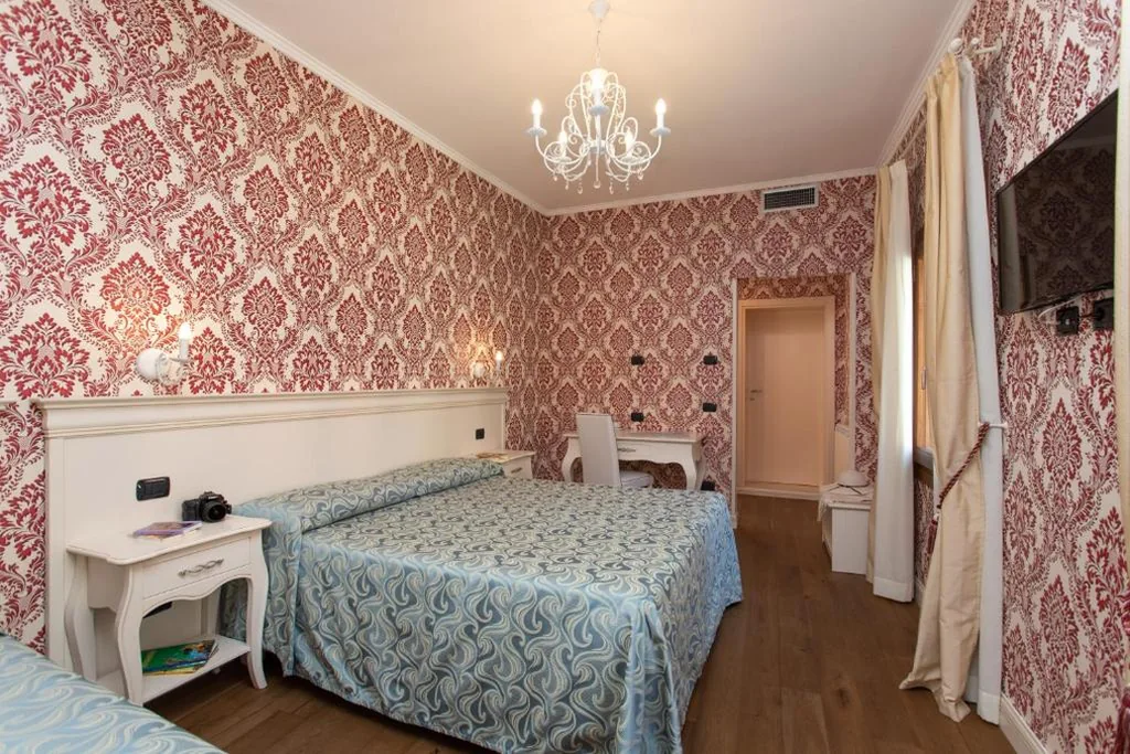 Camera Superior Matrimoniale/Doppia con Letti Singoli con Vista Canale — Charming Palace Santa Fosca