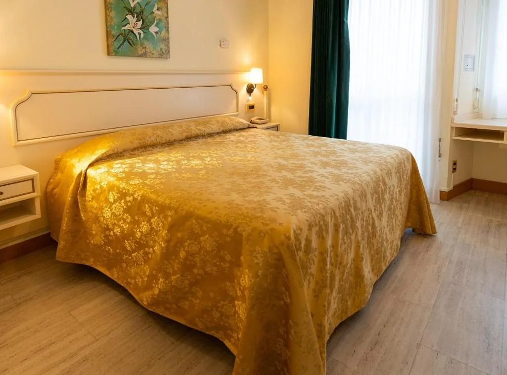 Camera Superior Matrimoniale/Doppia con Letti Singoli con Vista Piscina — Hotel Abano Astoria