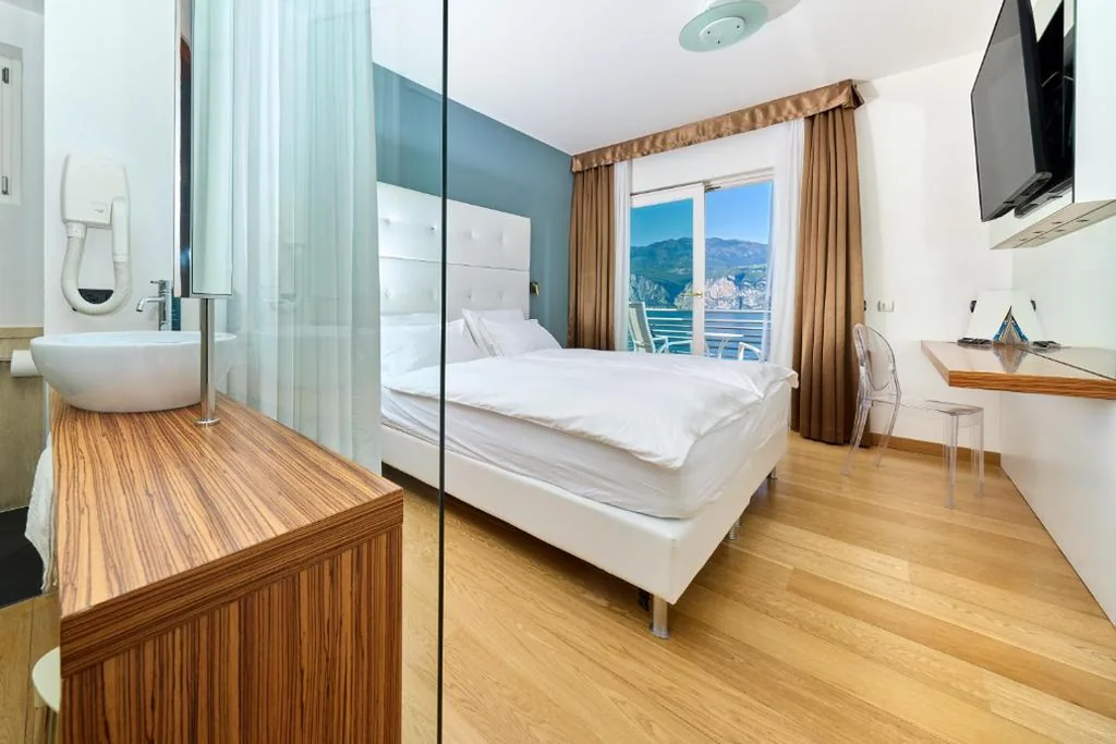 Camera Superior Matrimoniale/Doppia con Letti Singoli con Balcone con Vista Lago — Hotel Capri