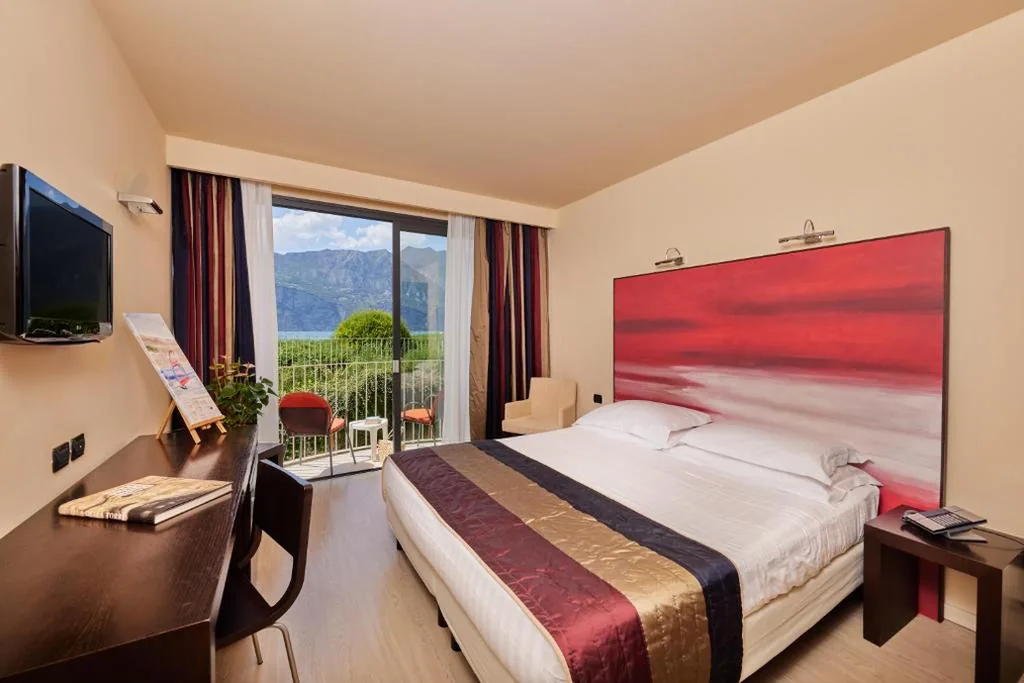 Superior Double or Twin Room with Partial Lake View - Ground Floor — Hotel Europa