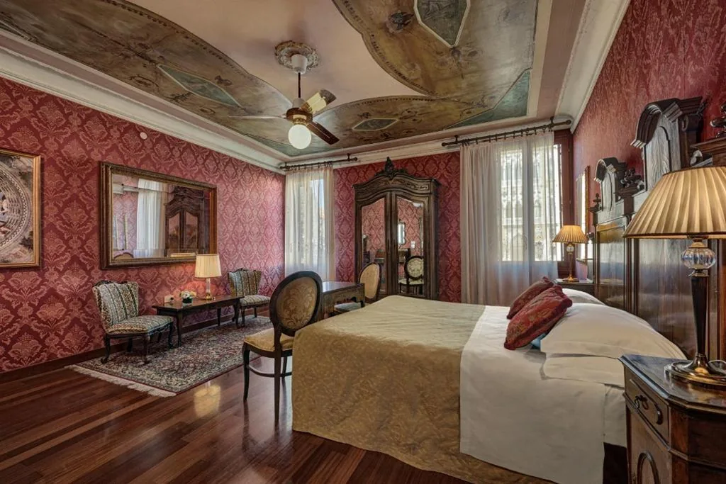 Superior Double or Twin Room with Canal View — Hotel Galleria