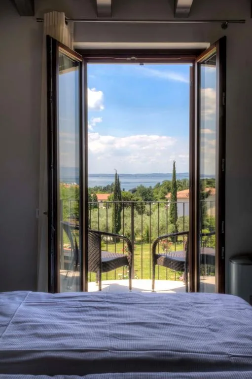 Superior Double or Twin Room with Lake View Balcony — Hotel Relais Agli Olivi