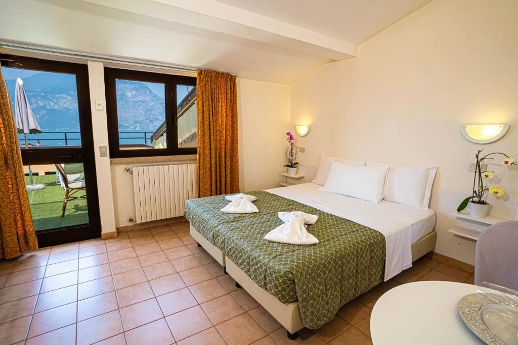 Superior Double or Twin Room with Terrace — Hotel Sorriso