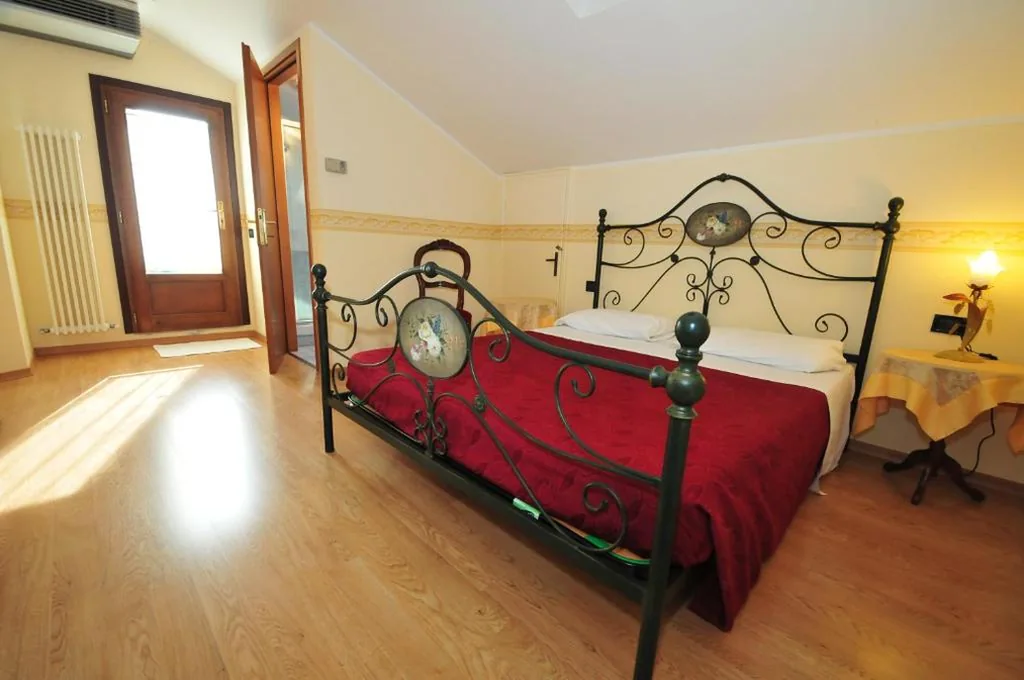 Camera Superior Matrimoniale/Doppia con Letti Singoli con Vista Canale — Locanda Sant’Anna Hotel