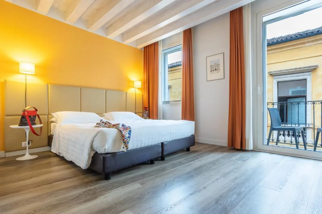 Superior Double or Twin Room with Balcony — Relais Santa Corona