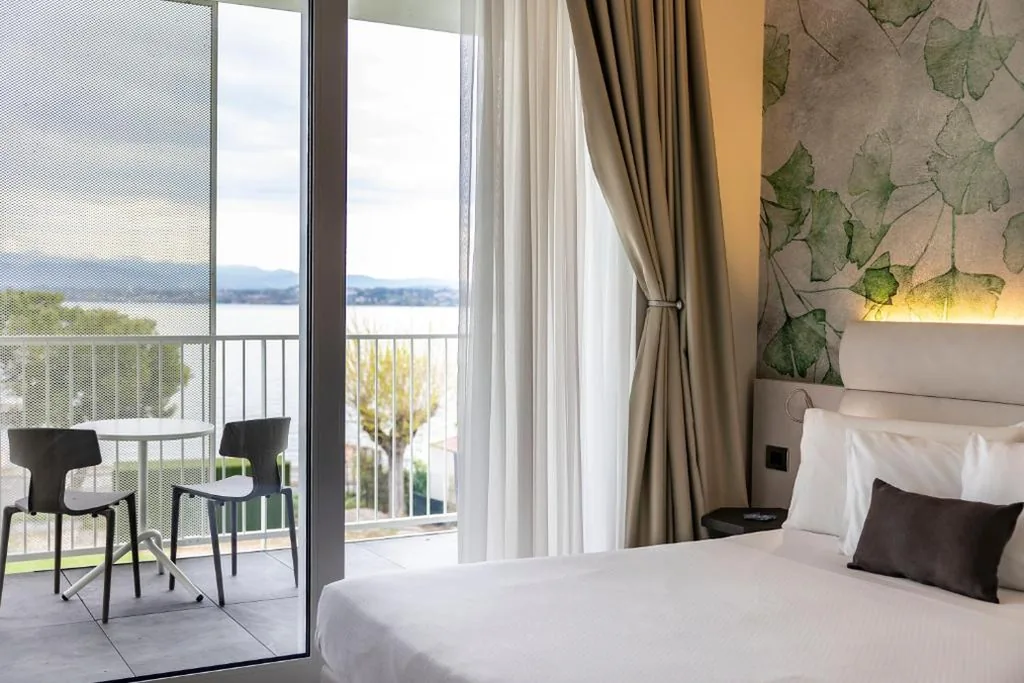 Superior Double or Twin Room with Lake View — Vision Hotel
