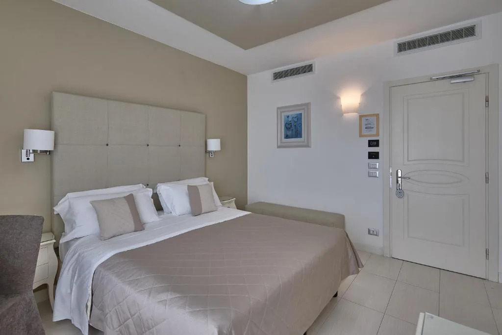 Camera Superior Matrimoniale o Doppia con Letti Singoli e Vista Mare Parziale — Hotel Le Soleil