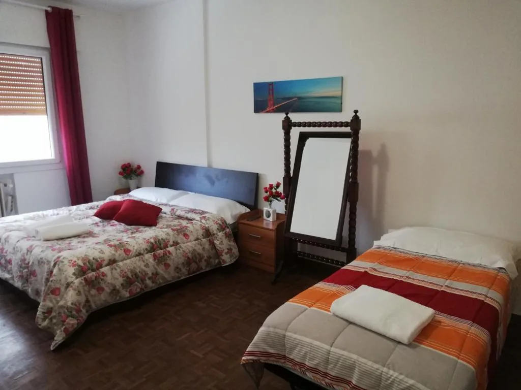 Camera Tripla Basic con Bagno in Comune — Holiday Guesthouse