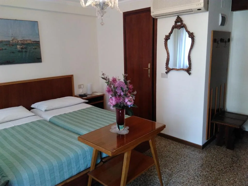 Basic Triple Room with Shower — Albergo Al Gobbo