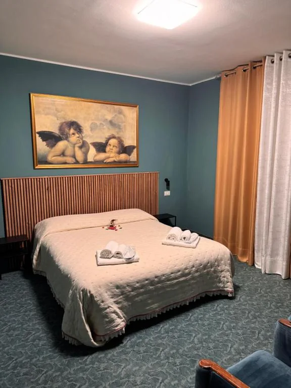 Basic Triple Room — Hotel Rey’s