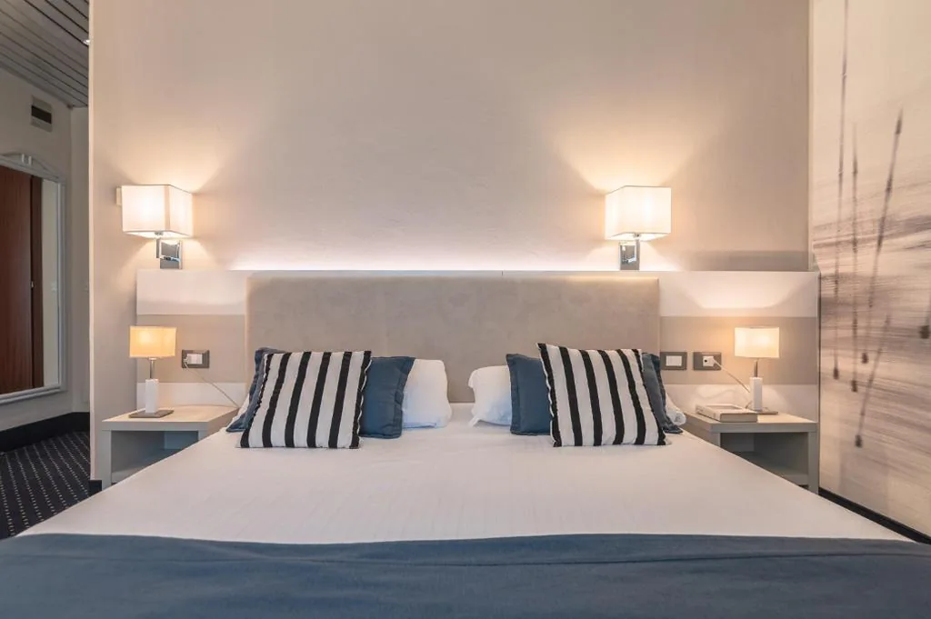 Camera Tripla Classic con Balcone e Vista Mare Laterale — Hotel Anthony