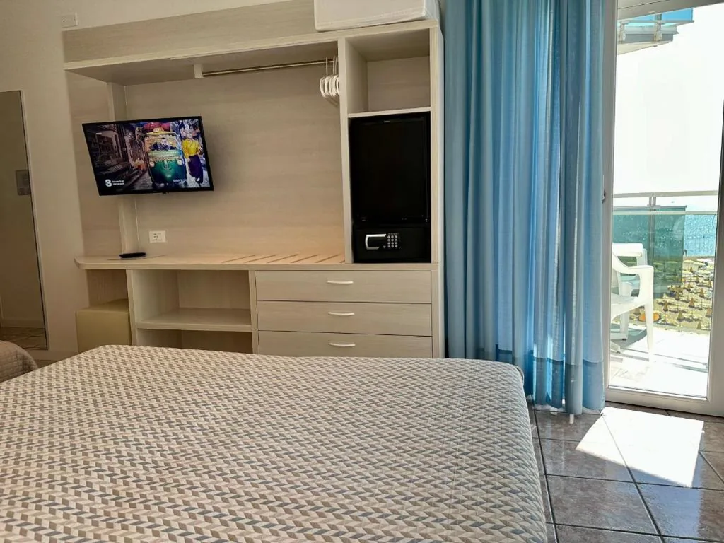 Camera Tripla Classic con Balcone e Vista Mare Laterale — Hotel Nizza Frontemare Superior 3 Stelle