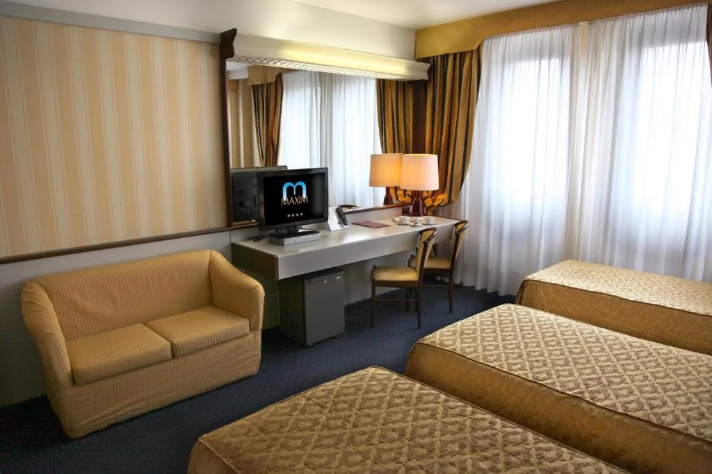 Camera Tripla Classic — Hotel Maxim