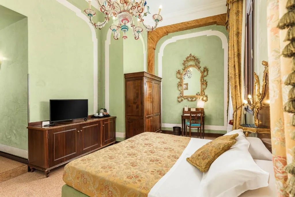 Classic Triple Room — Hotel San Moisè