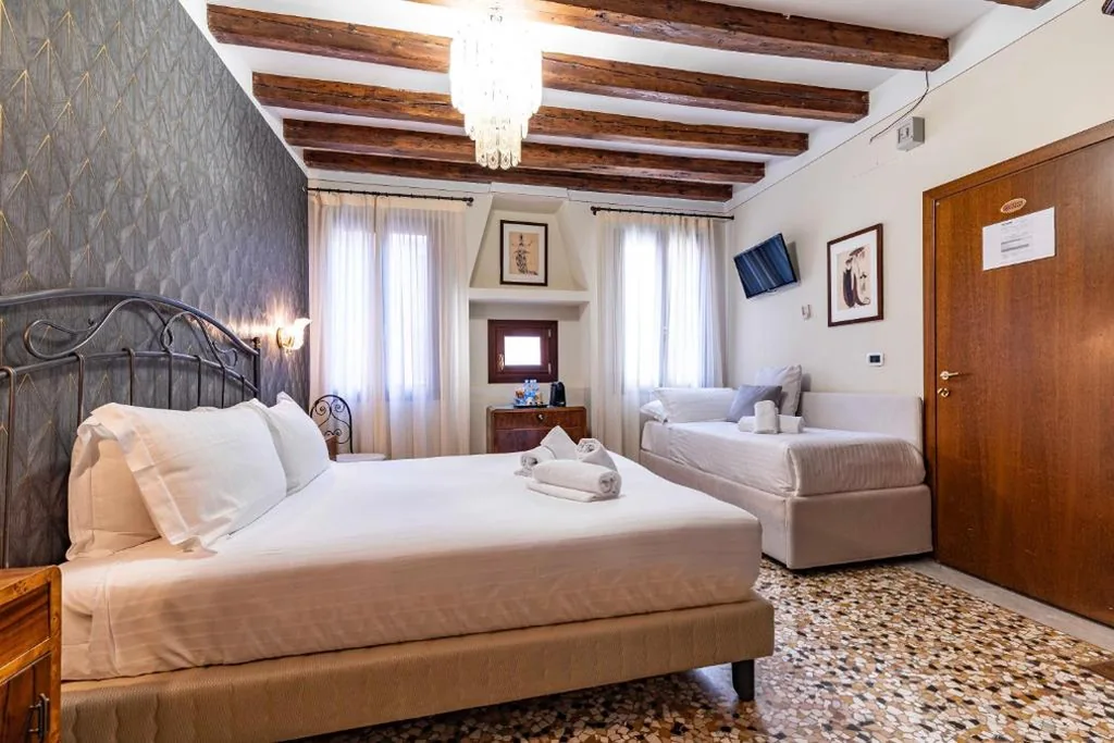 Camera Tripla Classic — Locanda Art Deco