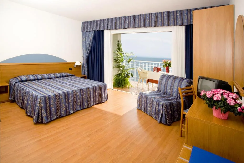 Camera Tripla Comfort con Vista Mare Frontale — Hotel Adria sul Mare