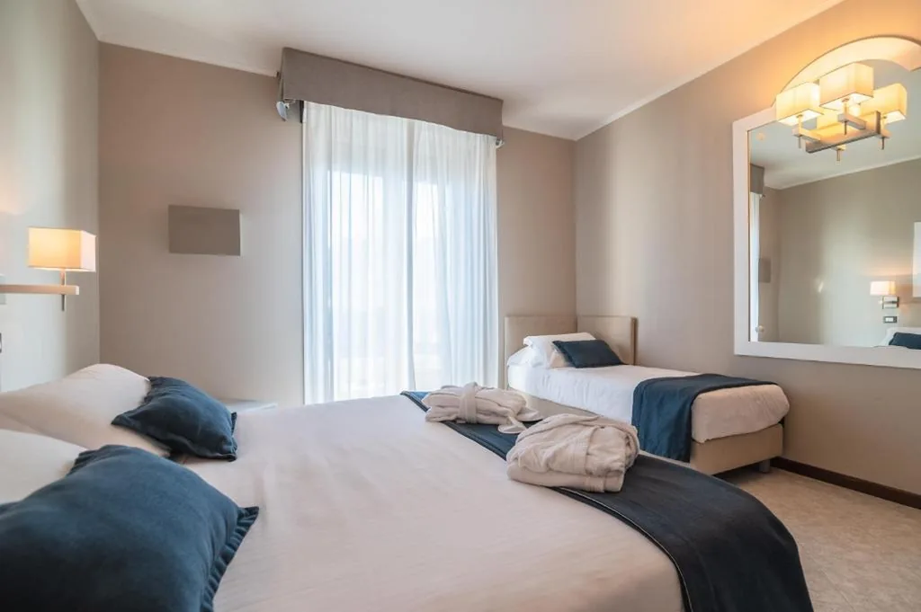 Camera Tripla Comfort Large con Balcone e Vista Mare Laterale — Hotel Anthony