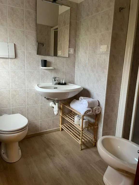 Triple Room with Bathroom — Albergo AQUILA