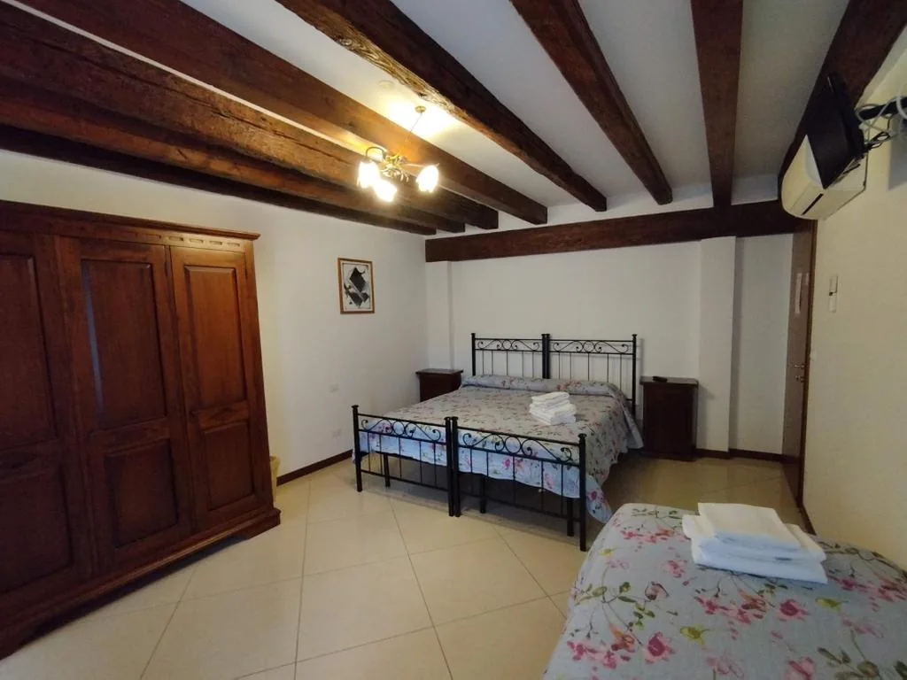Triple Room with Shared External Bathroom — Sweet Venice – checkin at “Alloggi SS Giovanni e Paolo”
