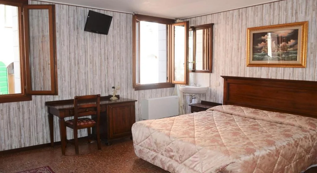Camera Tripla con Bagno in Comune — Best Holidays Venice