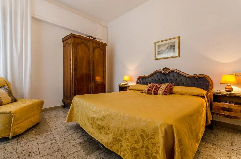 Triple Room with Shared Bathroom — Hotel Ariel Silva