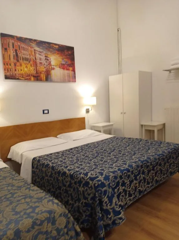 Camera Tripla con Bagno in Comune — Hotel Caneva