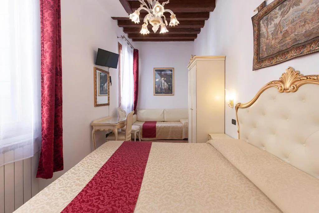 Triple Room with Private Bathroom — Alloggi SS Giovanni e Paolo