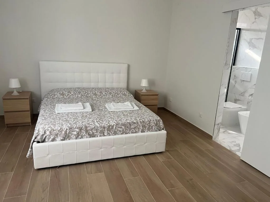 Triple Room with Private Bathroom — Casa Roma rooms&apartments