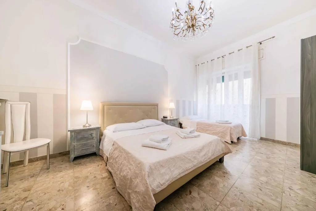 Camera Tripla con Bagno Privato Esterno — Al Teatro
