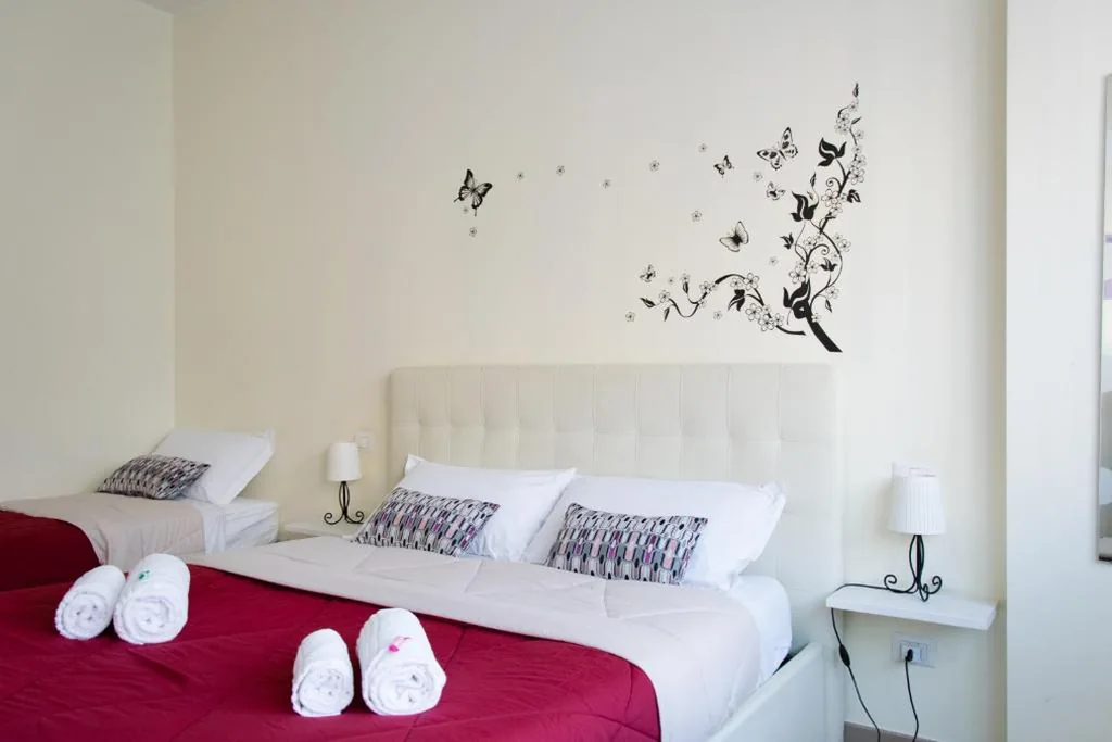 Camera Tripla con Bagno Privato Esterno — Melibi – Re Lear Apartments