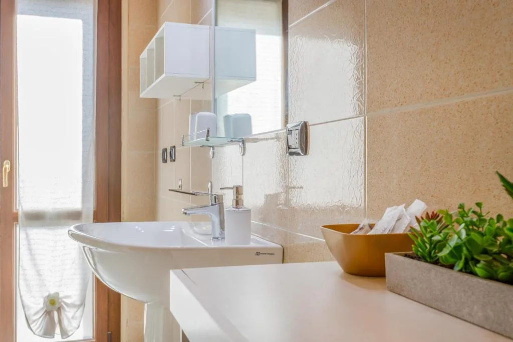 Camera Tripla con Bagno Privato Esterno — OPERA et LOVE – 200m dall’Arena con convenzione per Parcheggio e Colazione in pasticceria adiacente