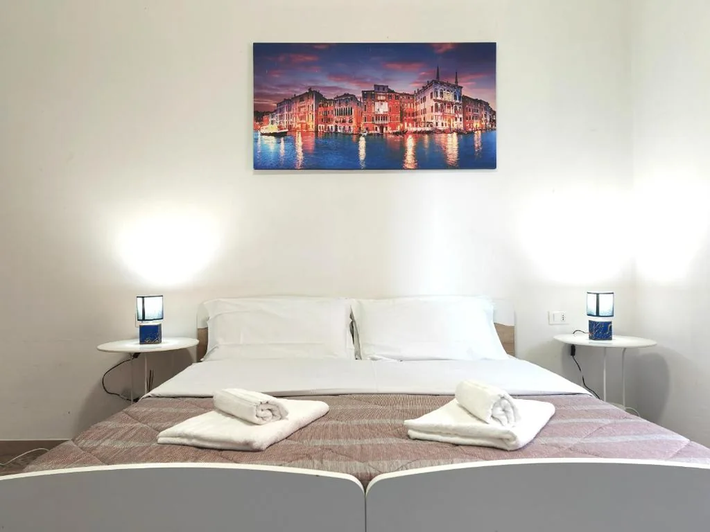 Camera Tripla con Bagno Privato — Goldmine Guest House 1
