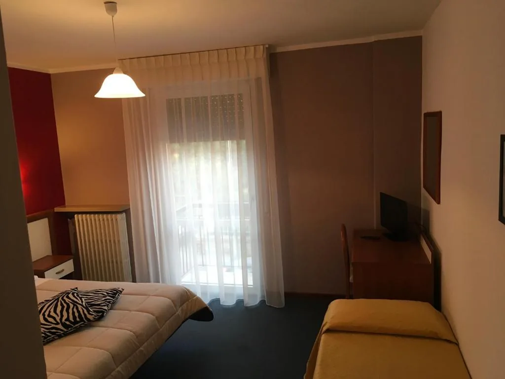 Triple Room with Private Bathroom — Hotel Cortina