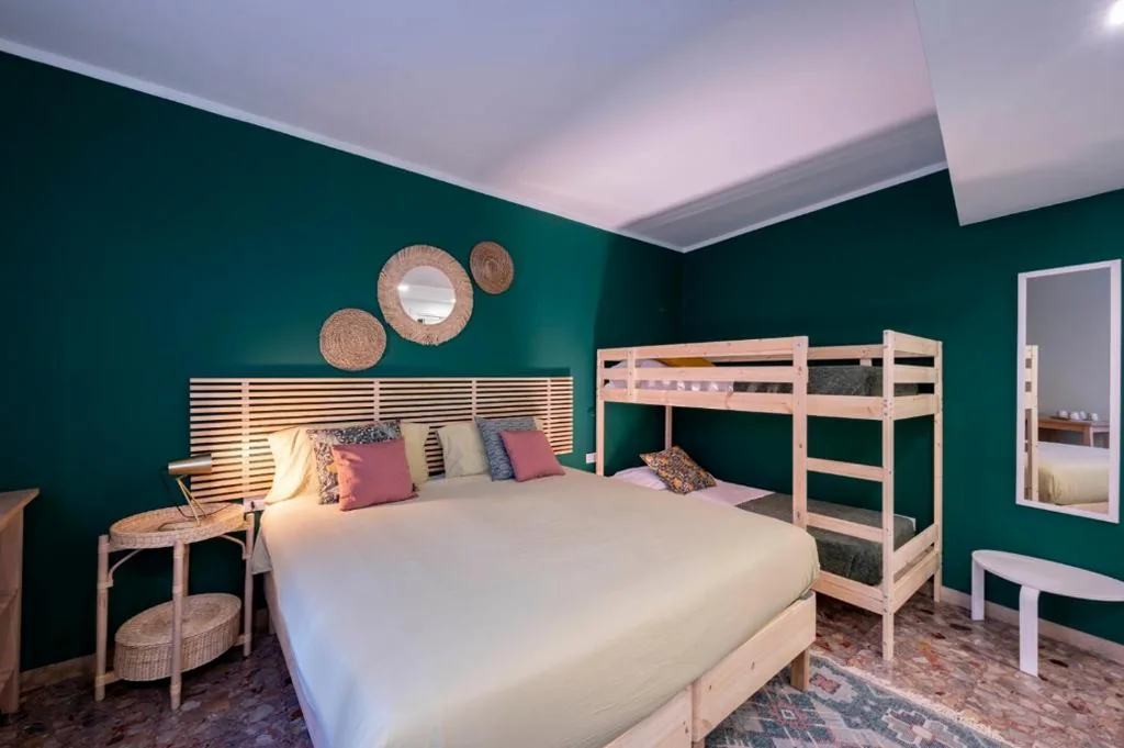 Camera Tripla con Bagno Privato — Mahamo Suites