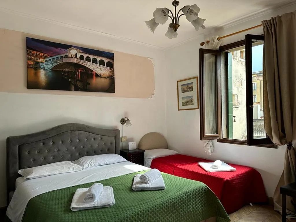 Triple Room with Private Bathroom — Venice Guest House