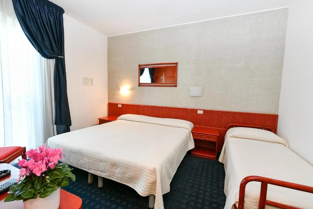 Camera Tripla con Balcone e con Vista Mare Parziale — Hotel Beny