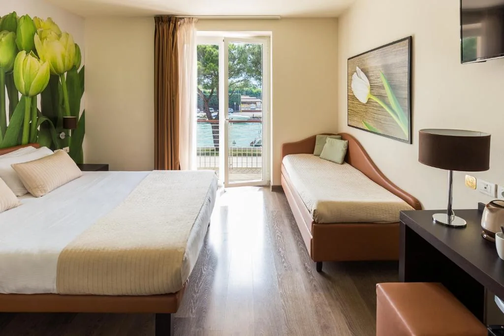 Triple Room with Balcony and Lake View — Hotel Acquadolce