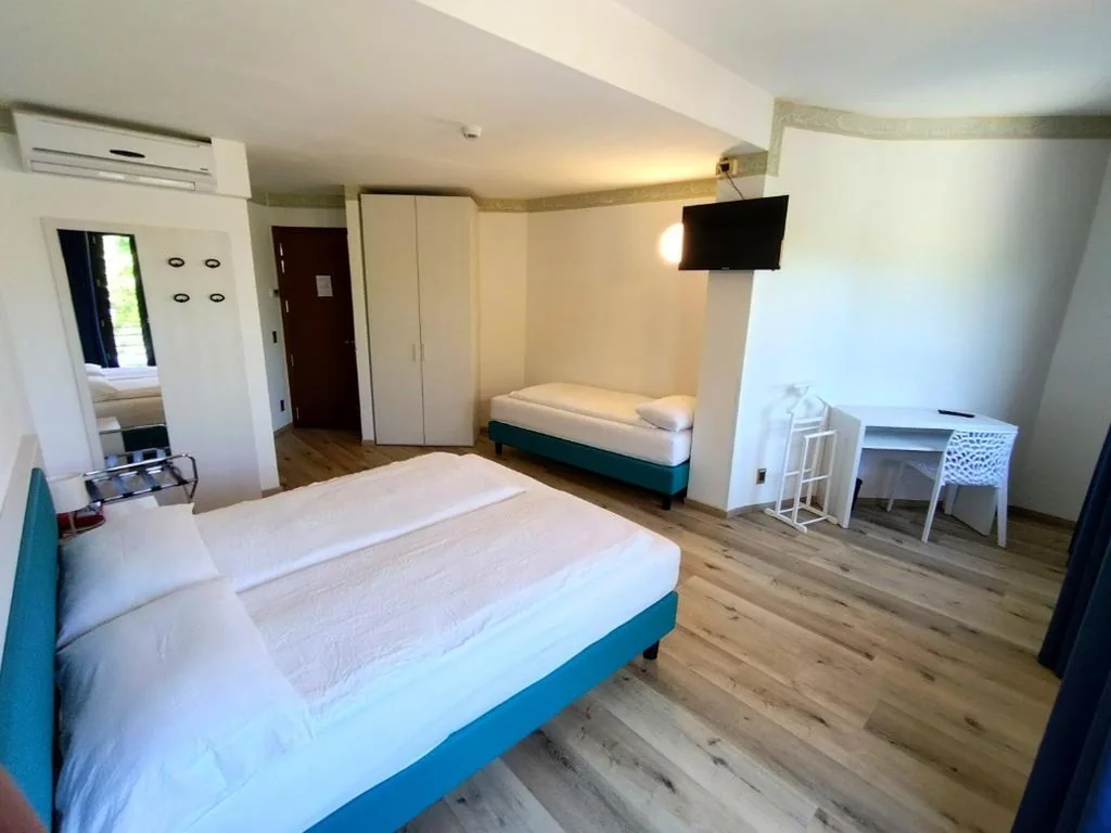 Camera Tripla con Balcone e Vista Lago — Hotel S.Maria