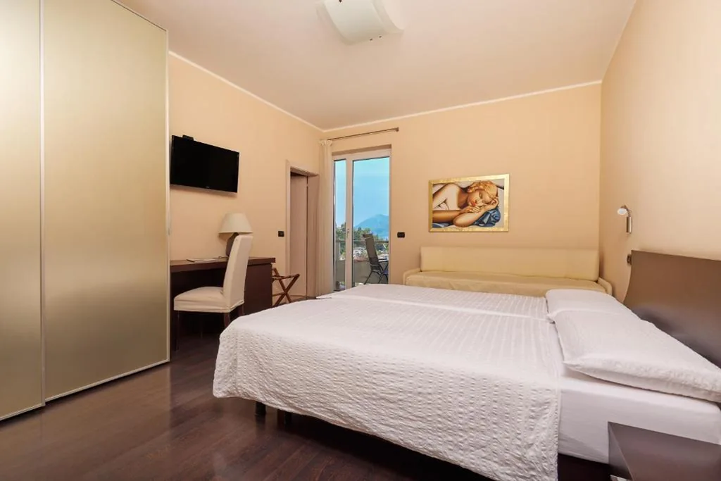 Triple Room with Balcony and Lake View — Hotel Villa Smeralda