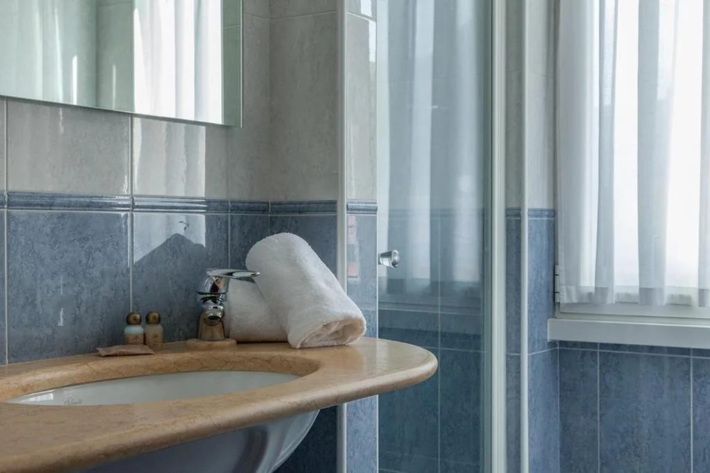 Camera Tripla con Balcone e Vista Lago Parziale — Hotel Benaco Garda ***S