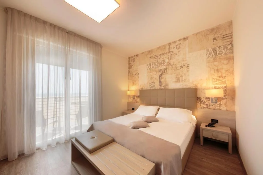 Triple Room with Balcony and Sea View — Hotel Monaco