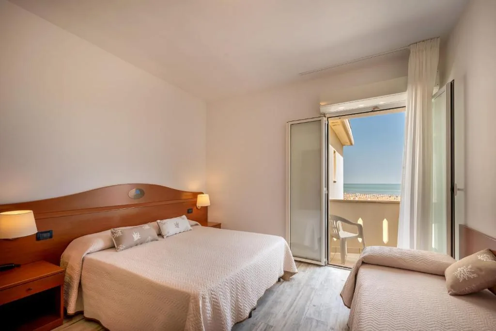 Camera Tripla con Balcone e Vista Mare — Hotel Delfino