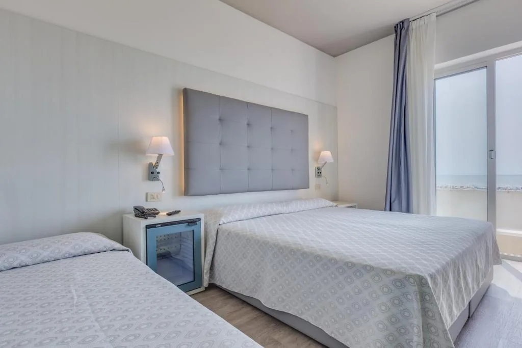 Camera Tripla con Balcone e Vista Mare — Hotel Garni’ Serena